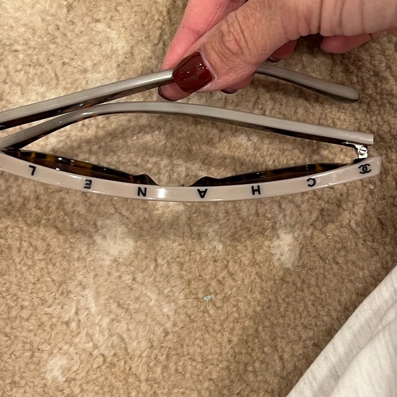 Chanel 5418 sunglasses logo on top 
Gorgeous!!!! - Picture 14 of 14